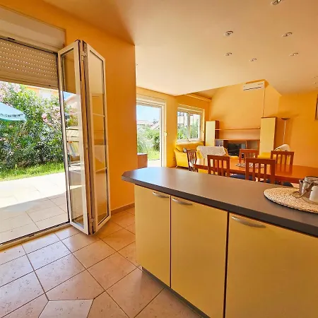 Holiday Sun House בית נופש *